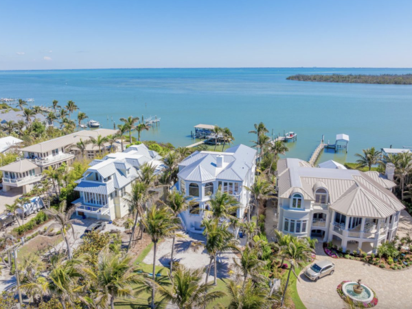 Bay to Gulf  Luxury Five Bedroom Vacation Home with Pool